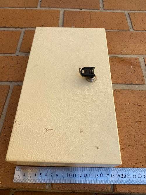 Metal key safe