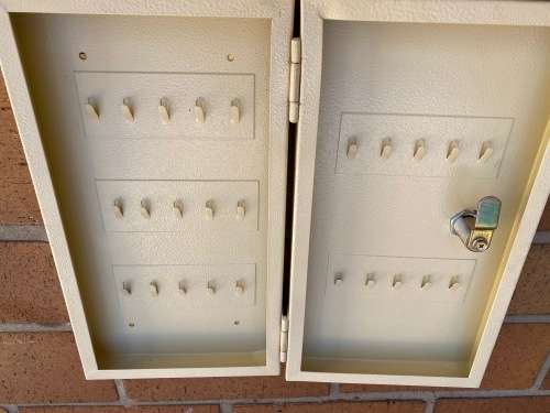 Metal key safe