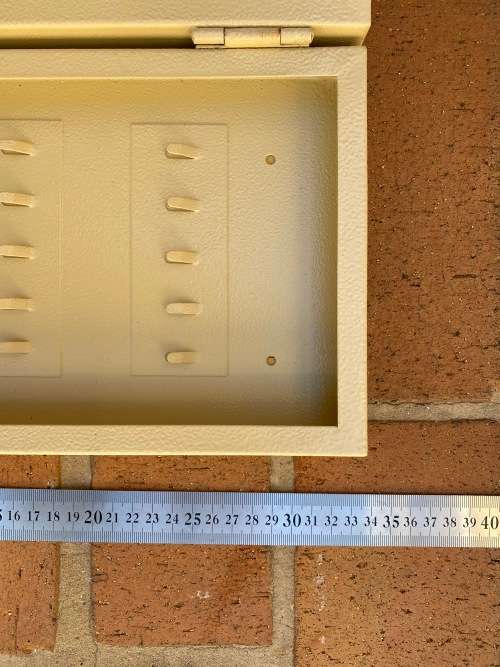 Metal key safe