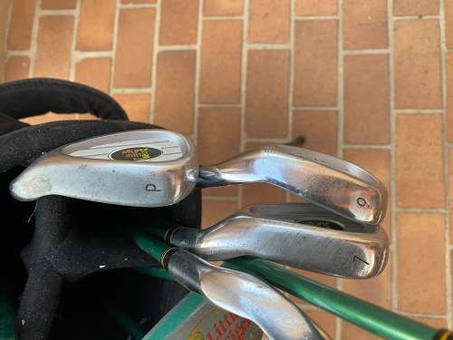Lovely junior set of golf cubs with bag - 8 to 15 years approximately