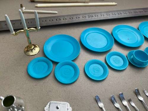 Amazing vintage Sindy boxed dining chairs and plates and cutlery etc. - box in excellent condition