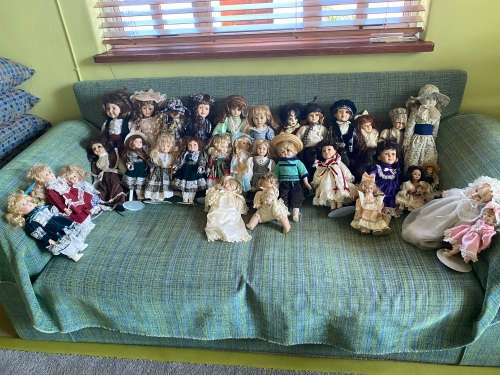 Lovely collection of porcelain dolls x 33 - must have collection