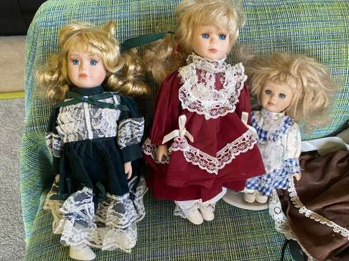 Lovely collection of porcelain dolls x 33 - must have collection