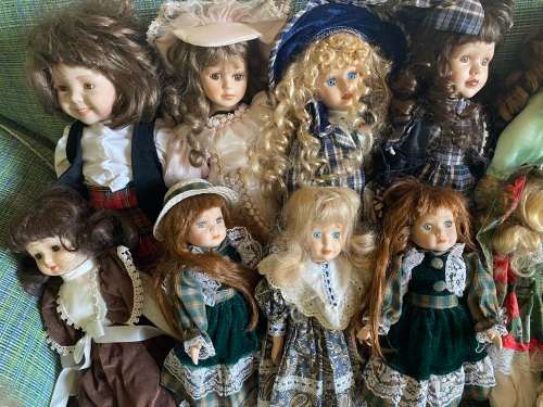 Lovely collection of porcelain dolls x 33 - must have collection