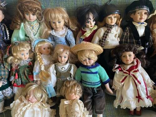 Lovely collection of porcelain dolls x 33 - must have collection