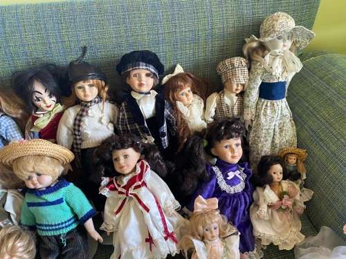 Lovely collection of porcelain dolls x 33 - must have collection
