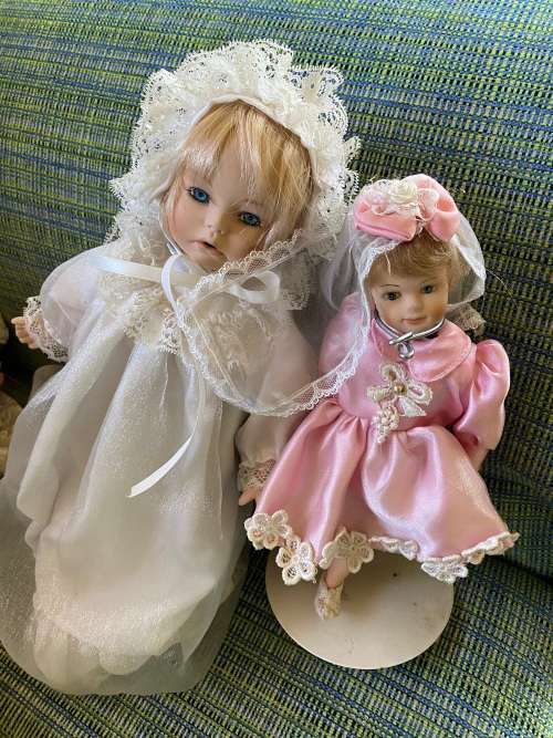 Lovely collection of porcelain dolls x 33 - must have collection