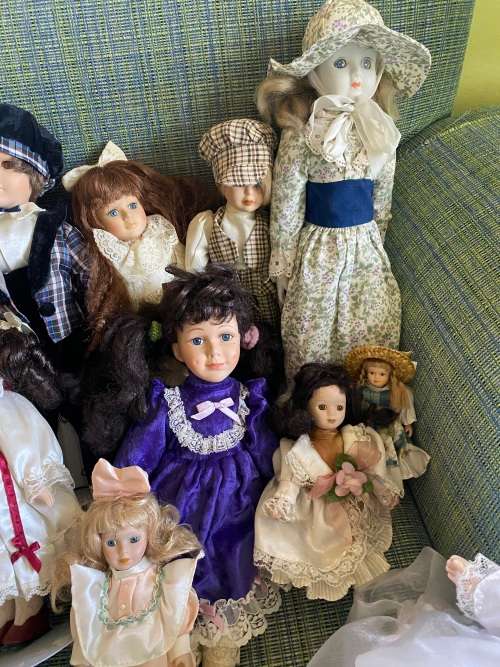 Lovely collection of porcelain dolls x 33 - must have collection