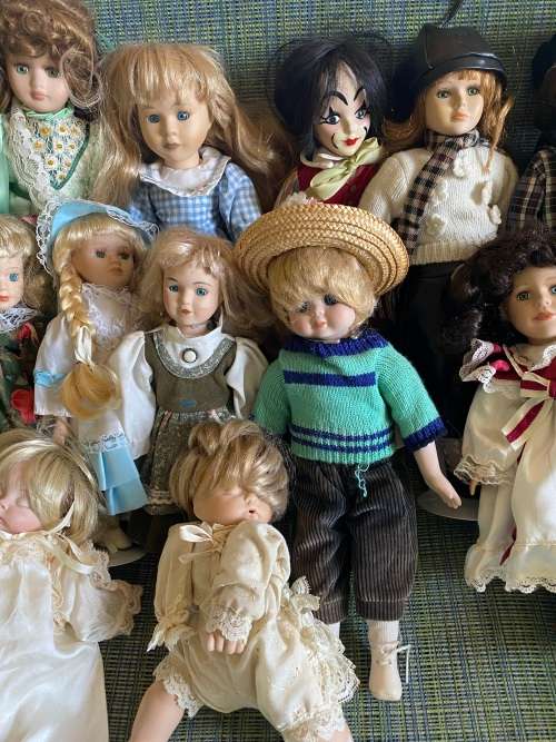 Lovely collection of porcelain dolls x 33 - must have collection