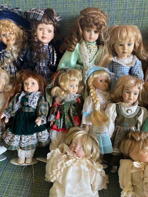Lovely collection of porcelain dolls x 33 - must have collection