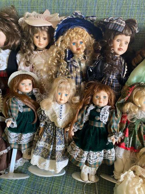 Lovely collection of porcelain dolls x 33 - must have collection
