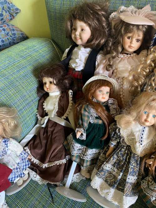 Lovely collection of porcelain dolls x 33 - must have collection
