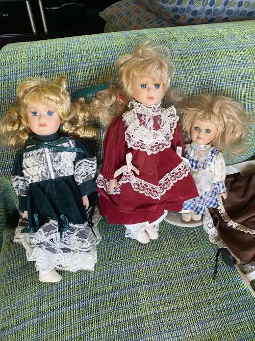 Lovely collection of porcelain dolls x 33 - must have collection
