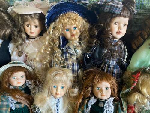 Lovely collection of porcelain dolls x 33 - must have collection