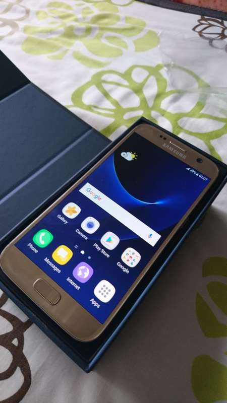 (R11000 Combo) Samsung Galaxy S7 32gb Gold +Samsung Gear VR Headset +Original LED View Flip pouch