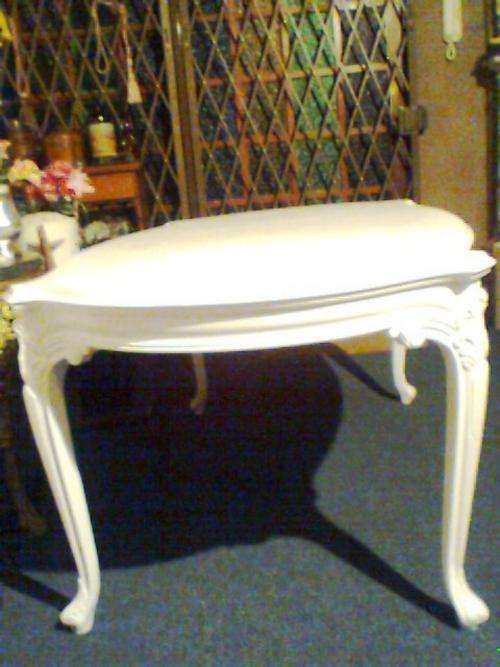 A MOST BEUTIFUL WHITE VICTORIAN CABRIOLE LEG LARGE DINNING ROOM TABLE in excelent Condition.
