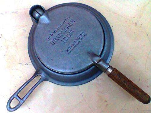 A Old Scandinavian KRUMKAKE IRON Nordic-Ware Minneapolis-Minn compleat with Base.
