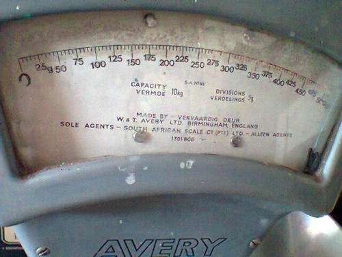 An AVERY Grocery Scale with Dish. It CAN be Delivered to JHB & surrounding Areas at a fee.