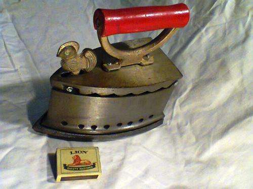 A Old Coal ROOSTER Iron from many years ago. Has inner Grid,Iron hot Rest Trivet, Excelent Condition