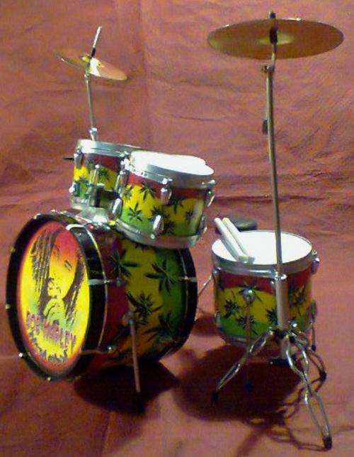 Ideal for the MAN Cave Display. Complete Miniature Drum Set "Bob Marley Set" in Excellent Condition