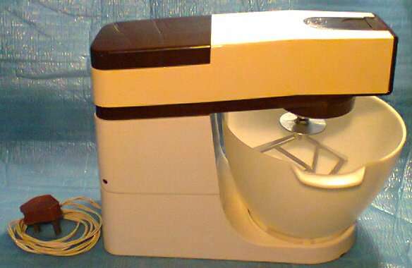 A Old Vintage Mixer in Clean Working condition Model  KENWOOD  CHEF A901 they are R3950- New at Game