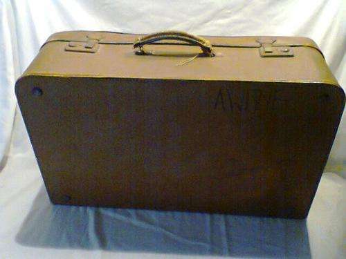 A very Old PARAGON Suitcase from the1930's still in good condition for it's age.