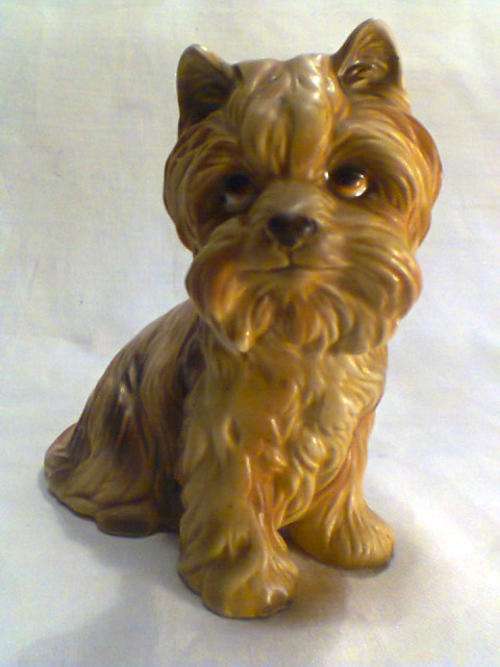 A Little Scottie Dog it looks like it could have been made by "SYLVAC". The stamp is unclear & worn.