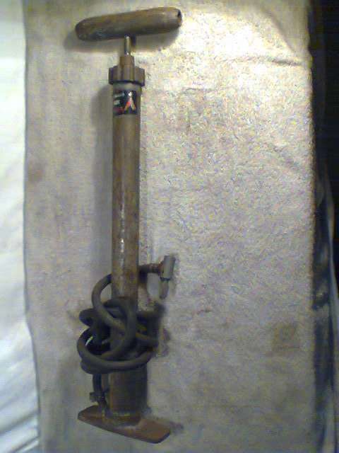 For the Collector.A Vintage Vetsak Senior Motorpome, hand car pump. All in good s/hand condition
