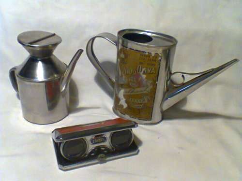 A Vintage "TASCO" spyglass to bring the stage up close + 2 small Kettles. Excellent working order.