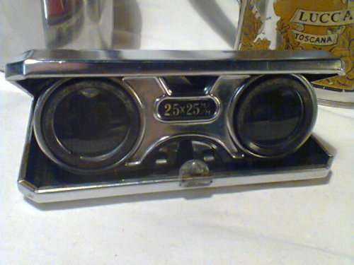 A Vintage "TASCO" spyglass to bring the stage up close + 2 small Kettles. Excellent working order.