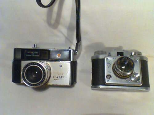 2 Rare Old Cameras a Halina & Samoca both complete and are in used Secondhand condition.