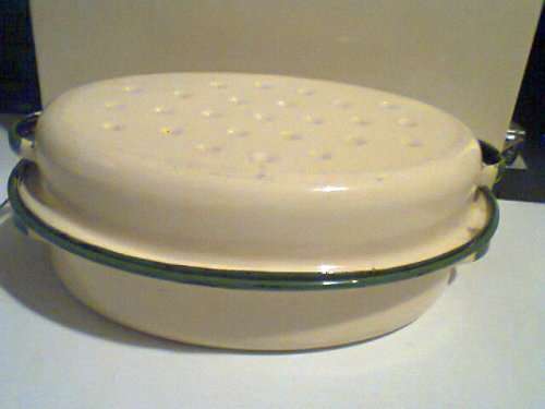 Wow a Real Heavy old Enamel Roast Pan and makes a lovely roast.Sold as use in second hand order