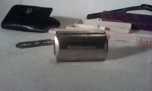 Vintage 3 travel shaving set's and a TR Cadman & son Ltd Cut Throat in Box.