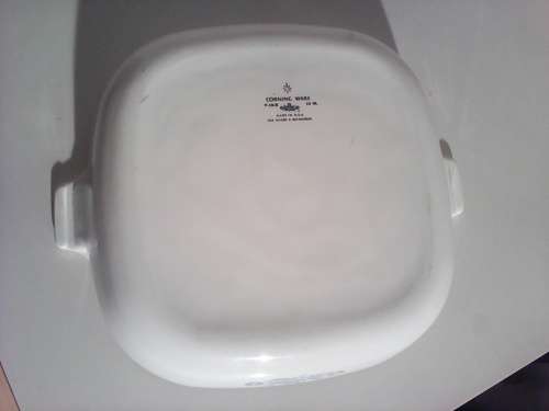 Wow 10" Corning ware Lidded Serving Dish, for serving that special dish & in good used condition.