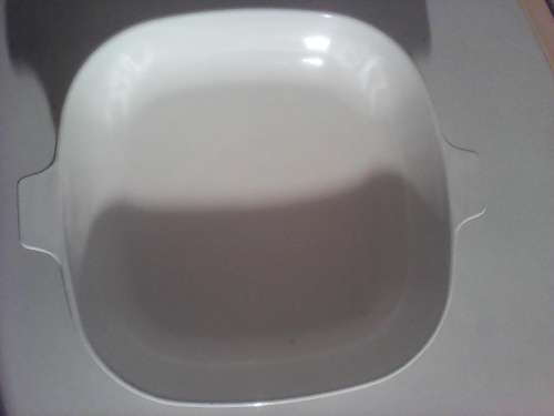 Wow 10" Corning ware Lidded Serving Dish, for serving that special dish & in good used condition.