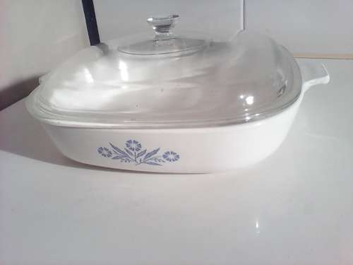 Wow 10" Corning ware Lidded Serving Dish, for serving that special dish & in good used condition.