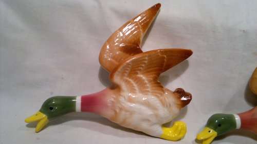 A Vintage lot of 3 wall hanging Porcelain Flying Duck's in perfect clean condition with no blemish.