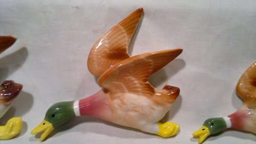 A Vintage lot of 3 wall hanging Porcelain Flying Duck's in perfect clean condition with no blemish.