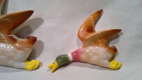 A Vintage lot of 3 wall hanging Porcelain Flying Duck's in perfect clean condition with no blemish.