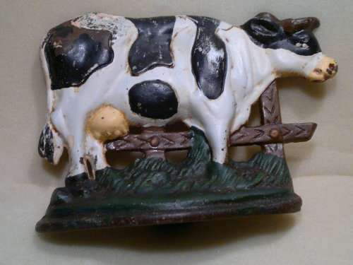 A Cast Iron Door/Book Stop with a Cow motif in clean condition.Size: 140mm T x 195mm L x  65mm W