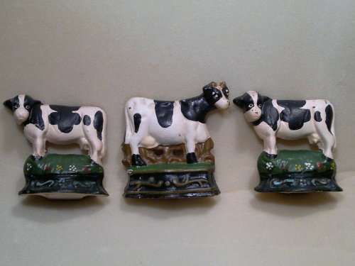 3 Cast Iron Door/Book Stops with a Cow motifs in clean condition.Sizes: 100mm T x 95mm L .