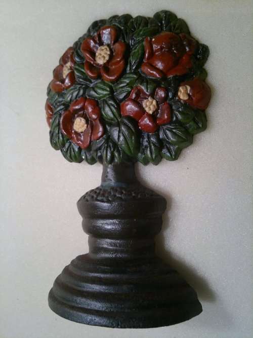 A Beautiful Vintage Cast Iron door stop with Fruit Tree "Flowers" motif. In Very good condition.