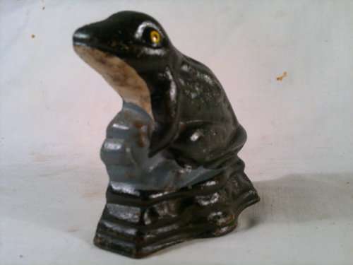 A collectible Vintage "Frog" motif Cast Iron Door stop.Ideal for display. Sold as used second hand.