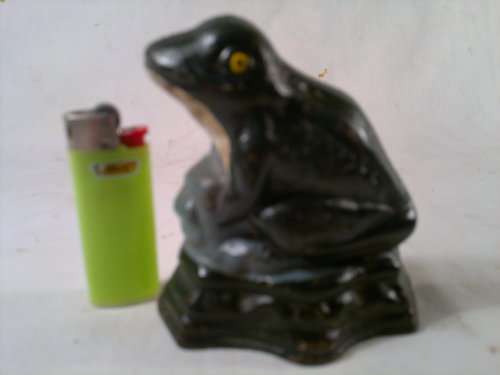 A collectible Vintage "Frog" motif Cast Iron Door stop.Ideal for display. Sold as used second hand.