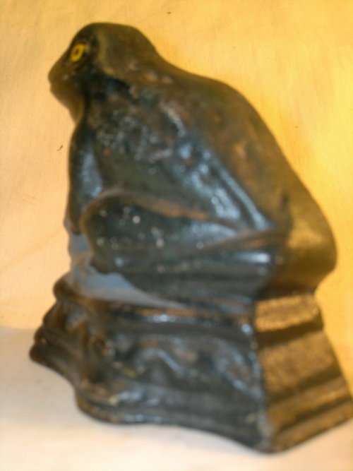 A collectible Vintage "Frog" motif Cast Iron Door stop.Ideal for display. Sold as used second hand.
