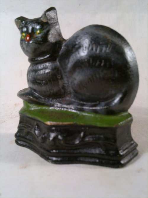 A collectible Vintage "CAT" motif Cast Iron Door stop.Ideal for display. Sold as used second hand.