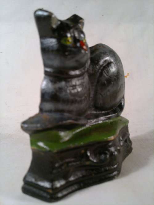 A collectible Vintage "CAT" motif Cast Iron Door stop.Ideal for display. Sold as used second hand.