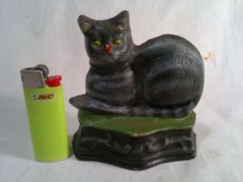A collectible Vintage "CAT" motif Cast Iron Door stop.Ideal for display. Sold as used second hand.