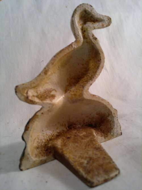 A collectible Vintage "Duck" motif Cast Iron Door stop.Ideal for display. Sold as used second hand.