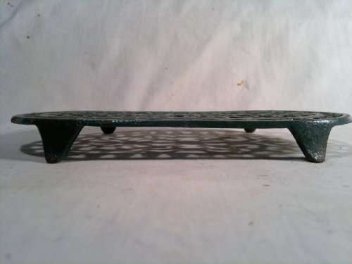 A Vintage cast iron Green Trivet with 4 feet. Ideal to use for serving. Size:150mm Wide x 250mm Long